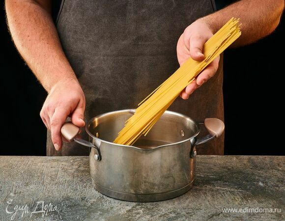 Сварите спагетти до состояния al dente, согласно инструкции на упаковке. Слейте воду с пасты, но оставьте немного для приготовления.