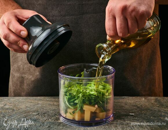 Добавьте руколу, влейте оливковое масло.