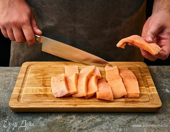 Размороженную рыбу нарежьте полосками.