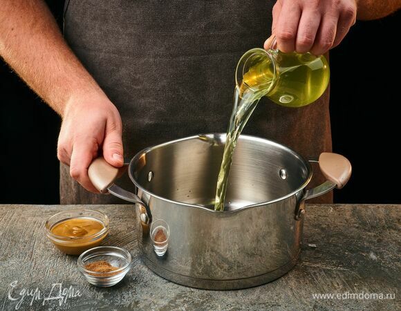 Нагрейте в сотейнике овощной бульон, добавьте горчицу, мускатный орех.