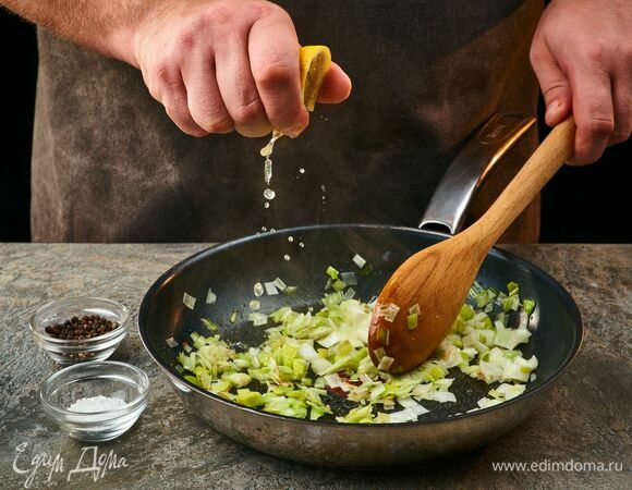 Приправьте лимонным соком, солью и перцем. Обжаренный лук-порей добавьте в готовый соус, перемешайте.