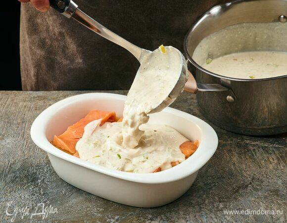 Получившимся соусом залейте рыбу, равномерно распределите.