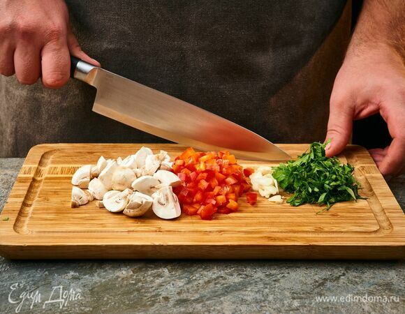 Петрушку и зубчик чеснока мелко порубите. Перец и шампиньоны нарежьте кубиками.