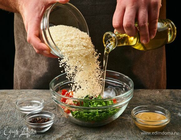 Смешайте все в большой миске с панировочными сухарями, горчицей. Влейте 60 мл оливкового масла, посолите и поперчите.