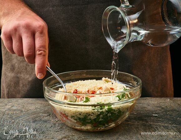 Добавьте в смесь воду, чтобы образовалась паста.