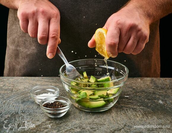 Очистите авокадо, разомните вилкой, сбрызните лимонным соком, посолите, поперчите, перемешайте.