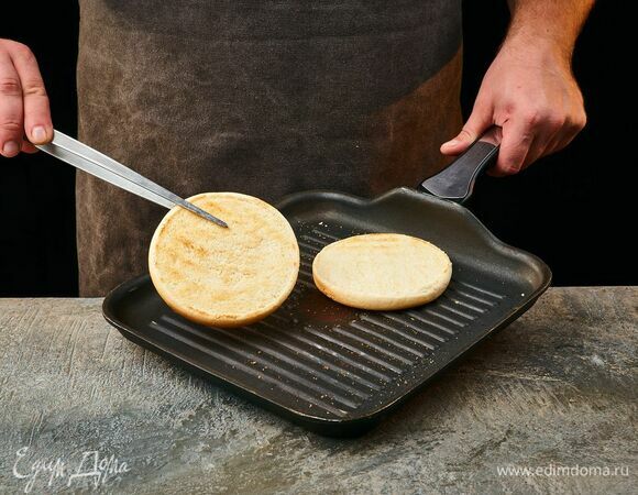 Булочку подсушите с обеих сторон на разогретой сухой сковороде.