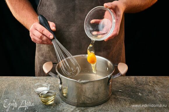 Сварите яйцо пашот. Аккуратно разбейте яйцо в небольшую чашку. Наполните сотейник водой, добавьте уксус, соль и доведите до кипения. После закипания уменьшите огонь, затем при помощи венчика закрутите воронку. Вылейте яйцо из миски в центр воронки и варите 3 минуты. Вытащите яйцо шумовкой и опустите в холодную воду.