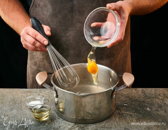 Сварите яйцо пашот. Аккуратно разбейте яйцо в небольшую чашку. Наполните сотейник водой, добавьте уксус, соль и доведите до кипения. После закипания уменьшите огонь, затем при помощи венчика закрутите воронку. Вылейте яйцо из миски в центр воронки и варите 3 минуты. Вытащите яйцо шумовкой и опустите в холодную воду. 