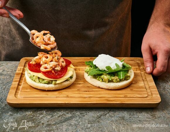 На помидоры выложите обжаренные креветки.