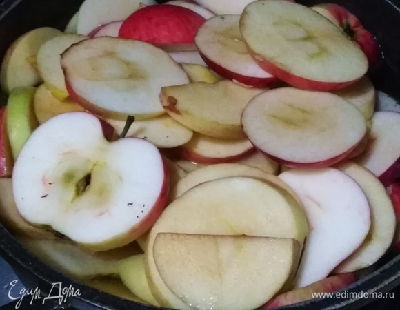 Воду доводим до кипения, всыпаем сахар, добавляем лимонный сок. Варим сироп 5 минут, выкладываем яблоки.