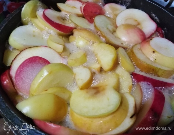 Как сироп с яблоками закипят, убавляем огонь до минимума. Томим 5 минут, выключаем. Оставляем до полного остывания на 4–6 часов. Мешать не надо, можно только слегка придавливать ложкой плоды, окуная их в сироп.