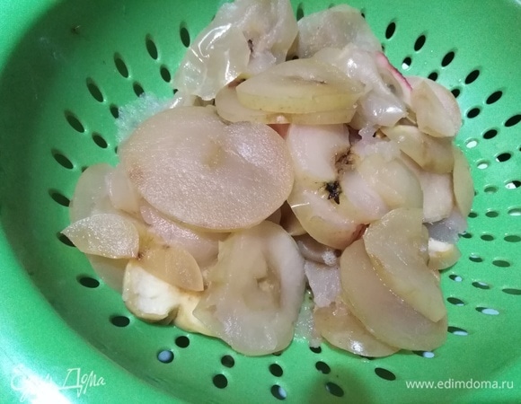 После полного остывания повторить процедуру еще 2 раза. Если яблоки твердых сортов, то варку с остыванием можно увеличить до 4–5 раз. Выкладываем яблоки в дуршлаг. Даем сиропу полностью стечь. На это уйдет часа 2.