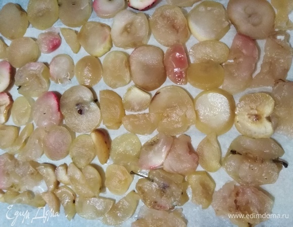 Решетку от духовки застелить пекарской бумагой. Выложить яблоки. Поставить в духовку на 2 часа при самом минимальном огне.