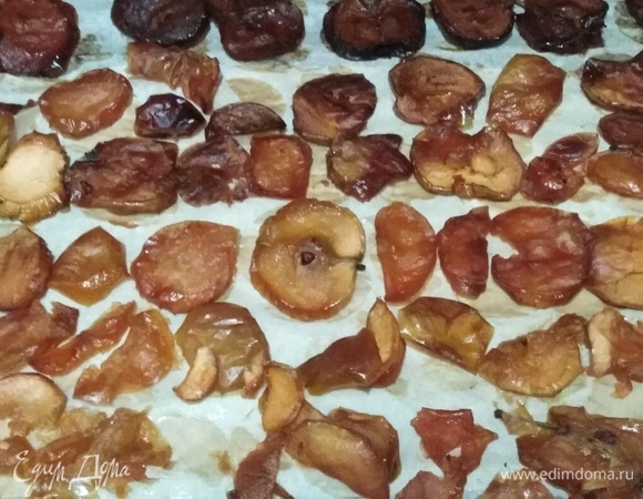 Цукаты достать, переложить на другой лист бумаги, перевернув их на вторую сторону, и просушить еще раз в духовке в течение 1–2 часов.