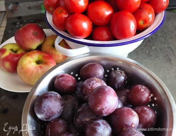 Из указанного количества ингредиентов получается около 1,8 л кетчупа, зависит о густоты. Помидоры и фрукты хорошо моем.
