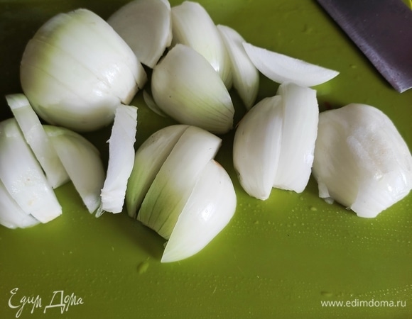 Лук — крупными полукольцами. Нужно, чтобы все ингредиенты получились примерно одинакового размера.
