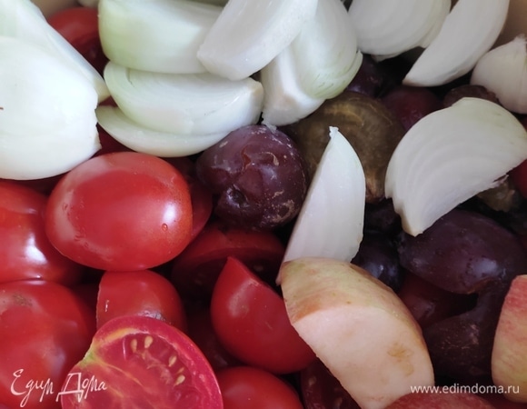 Помещаем все в кастрюлю и слегка приминаем, чтобы на дне появился сок. Добавляем соль, сахар и молотый перец.