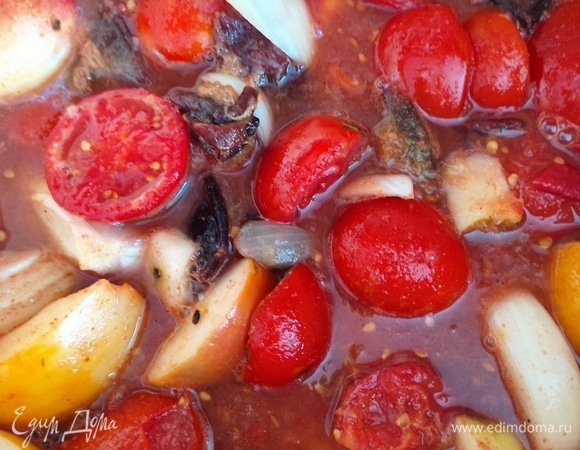 Далее томим на среднем огне под крышкой 1 час. А затем снимаем крышку и варим еще 1 час, чтобы жидкость выпарилась. После чего хорошо пробиваем массу погружным блендером. Если любите кетчуп без кусочков, протрите массу через сито, получится идеальное пюре. Пробуем на соль и добавляем специи по вкусу. У меня — корица, гвоздика, базилик и орегано. Можно добавить паприку, сушеный чеснок, прованские травы. Затем вливаем уксус и ставим кастрюлю на плиту. После закипания дать покипеть 5 минут, и можно разливать по стерилизованным банкам. Если хотите получить более густой кетчуп, уварите. Закатываем, переворачиваем, укутываем на сутки. Не забудьте оставить баночку к обеду :)