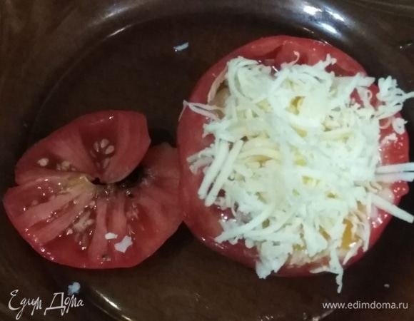 Сверху посыпать натертым сыром.