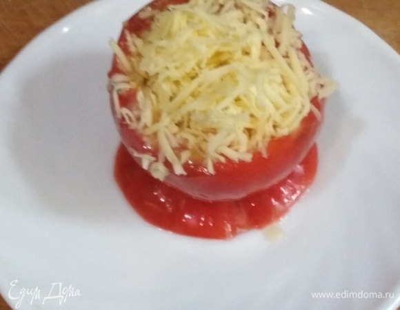 Блюдце смазать маслом в том месте, где будет располагаться помидор. Выложить шляпку от помидора, сверху — сам помидор с яйцом.