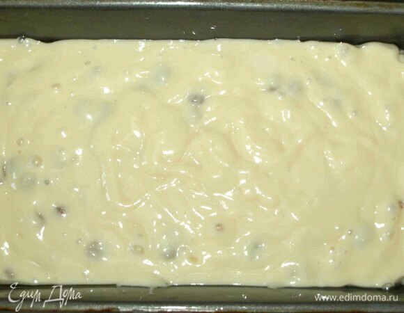 Перекладываем тесто в форму, смазанную растительным маслом или покрытую пекарской бумагой. Тесто разравниваем. Отправляем в заранее разогретую до 180ºС духовку на 50 минут или выпекаем до «сухой спицы». Ориентирумся на свою духовку.