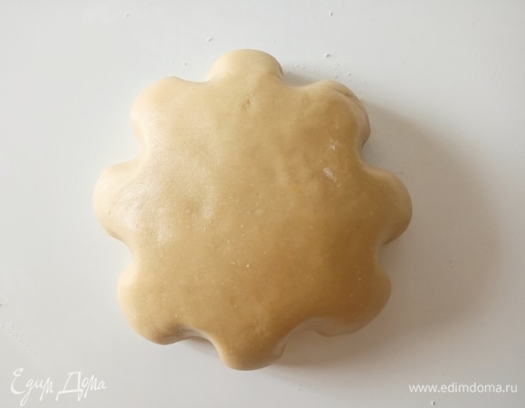 Для теста: смешать яйца с сахаром, добавить подсолнечное масло и перемешать. Затем ввести муку и разрыхлитель, замесить тесто.