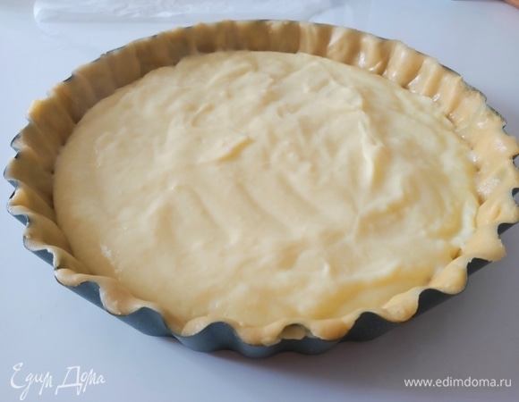 Сверху песочного теста выложить заварной крем.