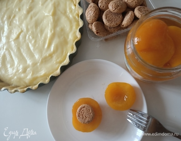 Далее берем половинки персика и в центр, где раньше находилась косточка, кладем печенье.