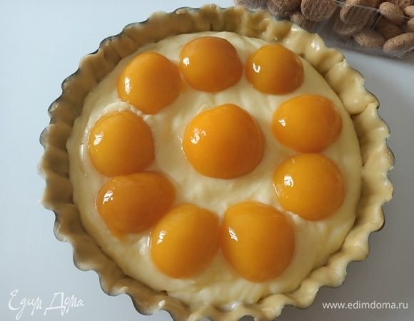 Выложить персики на заварной крем.