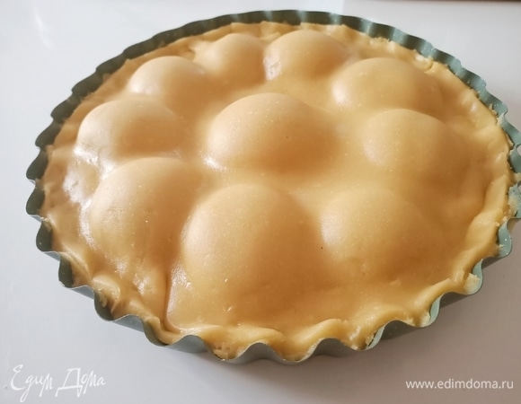 Раскатать вторую половину теста, выложить сверху начинки и закрепить края.