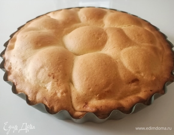 Выпекать пирог в предварительно разогретой до 180°C духовке в течение 40–45 минут.