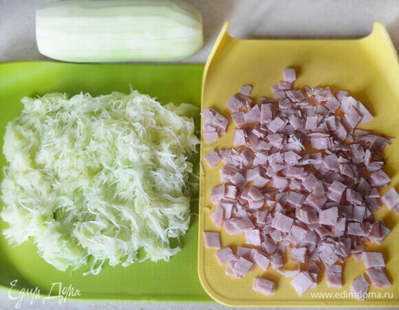 Кабачок натрите на мелкой терке, слегка посолите и дайте ему немного постоять. Хорошо отожмите кабачок, жидкость слейте. Мелко нарежьте ветчину. Сыр потрите на мелкой терке. Укроп тоже мелко порубите.