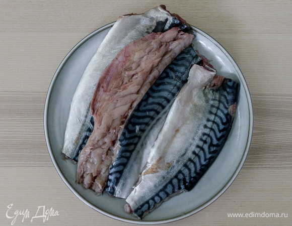 Разделать на филе, аккуратно удалив все кости.