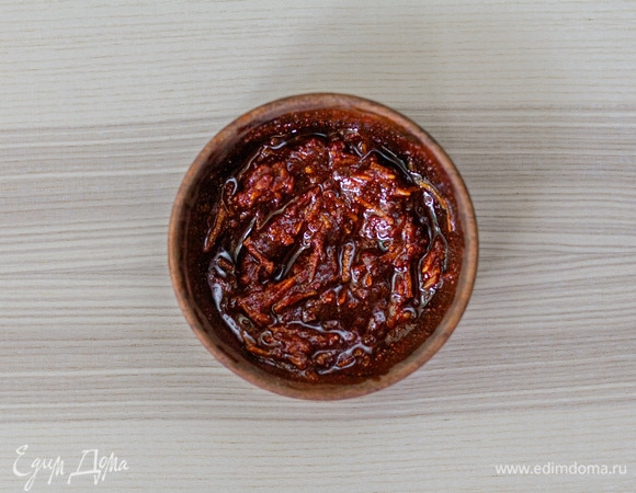 Для маринада смешать паприку, измельченный чеснок, оливковое масло и соль.