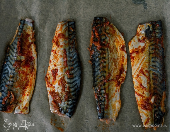 Хорошо смазать филе с обеих сторон и выложить кожей вверх на лист, застеленный пергаментом. Оставить мариноваться на 30–40 минут.