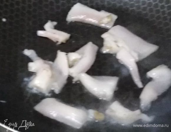 На огонь поставить казан. Выложить куски свиного сала.