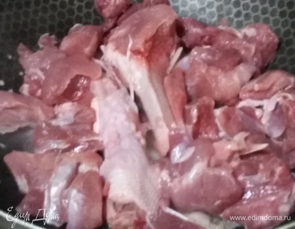 Затем — порубленную голень индейки. Посолить, посыпать зирой.