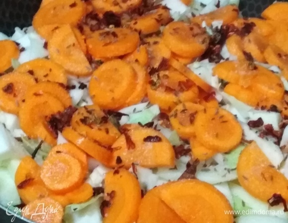 Морковь. Посыпать хлопьями паприки, посолить, добавить зиру.