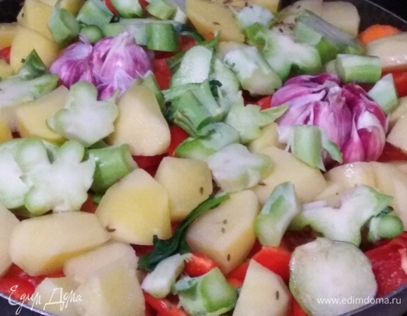 Чеснок, нарезанные толстые части брокколи, без соцветий (их пока отложить).