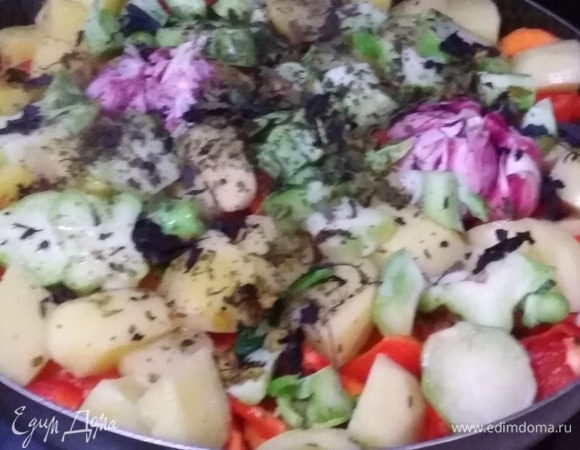 Посолить, добавить зиру, сушеную кинзу, базилик и мяту. Накрыть крышкой, убавить огонь до минимума. Тушить 1 час.