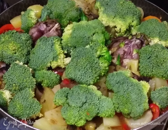 Затем в сковороду добавить соцветия брокколи.