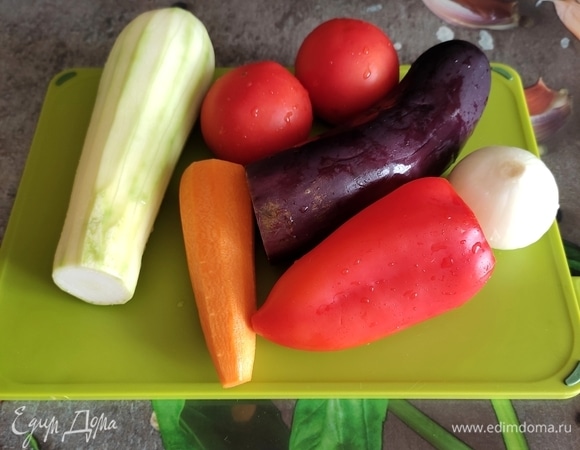 Подготовьте овощи: хорошо промойте, кабачок и баклажан можно очистить, если молоденькие, можно оставить кожуру. Я всегда оставляю кожуру у баклажана, так получается живописнее :)