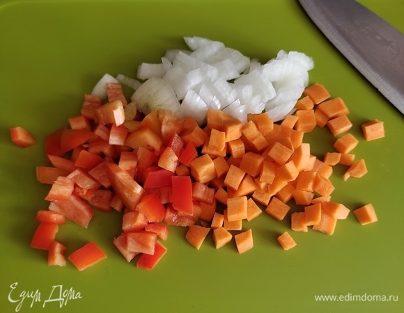 Сначала приготовим соус. Лук, морковь, болгарский перец режем кубиками и обжариваем на 2 ст. ложках оливкового масла.