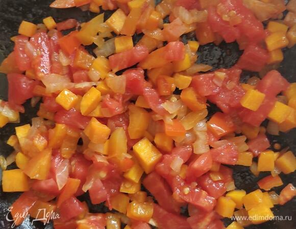 Помидор обдаем кипятком, очищаем от кожуры, нарезаем кубиками и отправляем к овощам. Все тушим до мягкости овощей. Солим по вкусу.