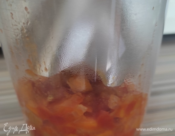 Готовые овощи перемалываем погружным блендером в густой соус.