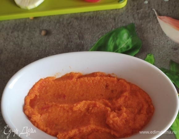 На дно жаропрочной формы (у меня 2 штуки, можно взять одну побольше) выкладываем соус, хорошо разравниваем.