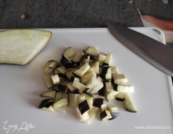 Баклажан моем, можно его очистить, если кожуру не любите. Нарезаем кубиком.