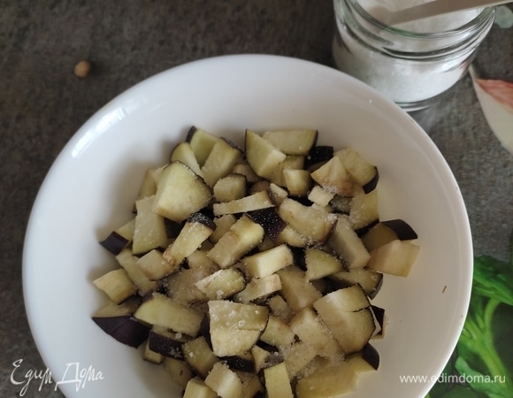 Складываем в чашку, посыпаем солью, перемешиваем и оставляем на 10 минут. Затем аккуратно отжимаем от выделившейся жидкости и обжариваем 5–7 минут на растительном масле.