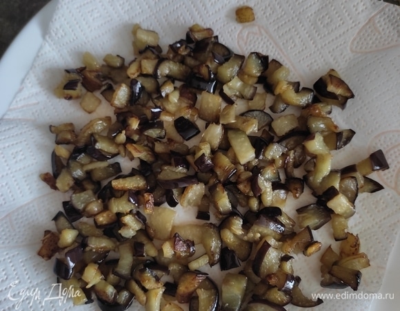 Далее выкладываем на салфетку, чтобы она впитала лишнее масло.